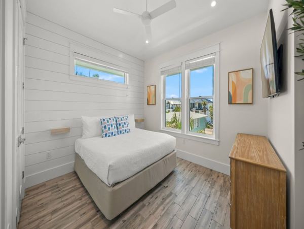 Coastal Luxury Retreat Near Bradenton Beach - 7-Bedroom & Private Pool